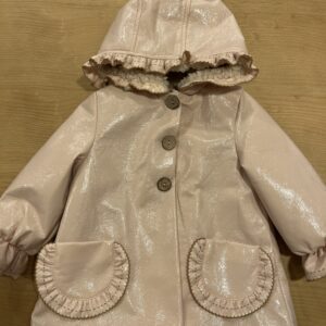 Charol capucha volante talla 2